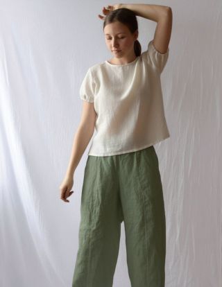 Naše 100 % lněné balónové kalhoty jsou ideální i na podzimní dny. Tentokrát jsou ušité v barvě greyish green a halenka je...